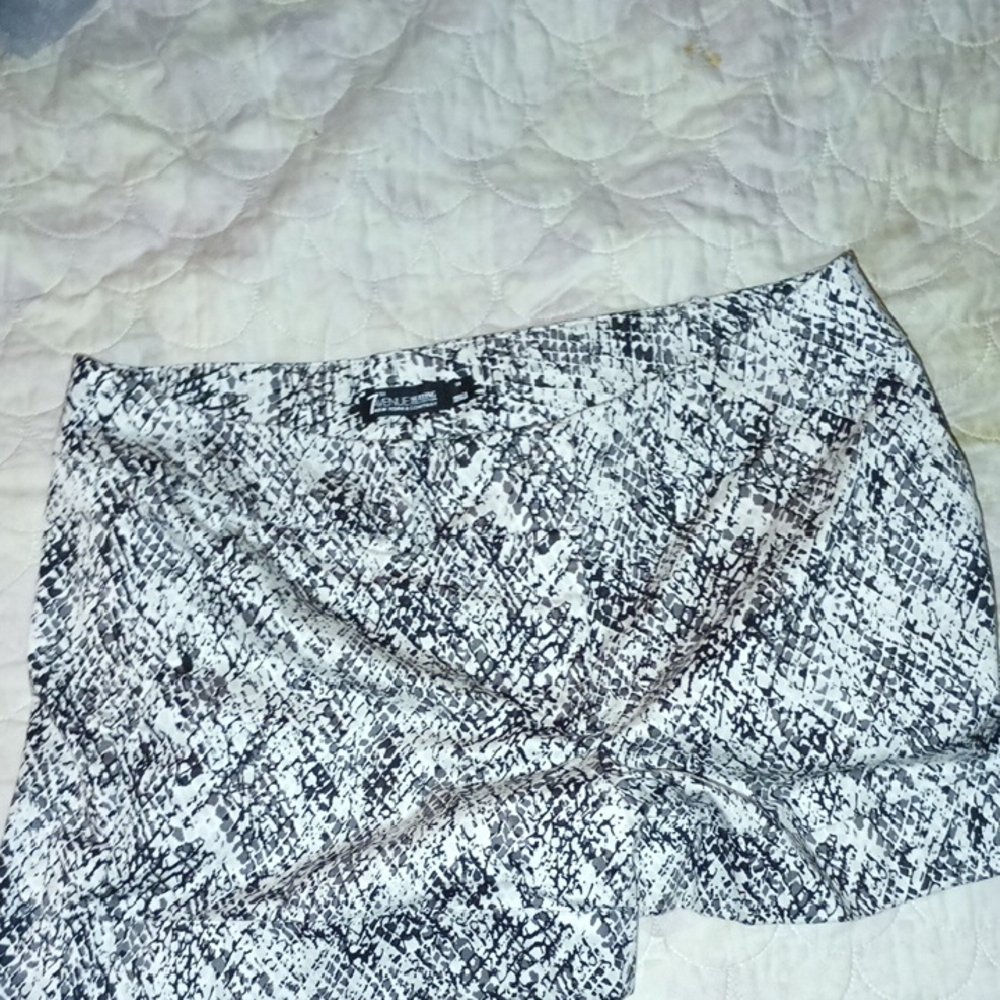 7th Ave New York & co Monochrome Abstract Shorts